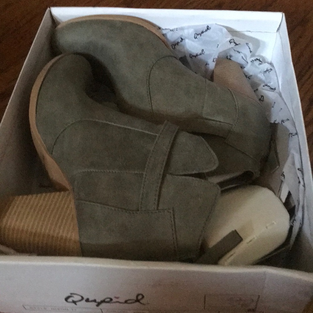 Boots - Picture 2 of 2
